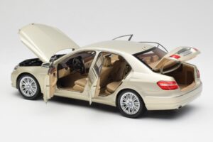 Mercedes E-Class W212 Elegance Pearl Bēšs Metaliks Minichamps 1:18 B66960215 Metāls — attēls 5 no 8