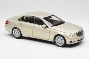 Mercedes E-Class W212 Elegance Pearl Bēšs Metaliks Minichamps 1:18 B66960215 Metāls — attēls 6 no 8