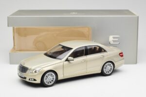 Mercedes E-Class W212 Elegance Pearl Bēšs Metaliks Minichamps 1:18 B66960215 Metāls — attēls 8 no 8