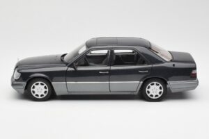 Mercedes E320 W124 Nautik Zils Metallic Dealer Edition AUTOart 1:18 B66040508 Metāls — attēls 4 no 8