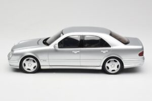 Mercedes E55 AMG W210 Brilliant Silver Otto 1:18 OT459 Sveķi — attēls 3 no 6