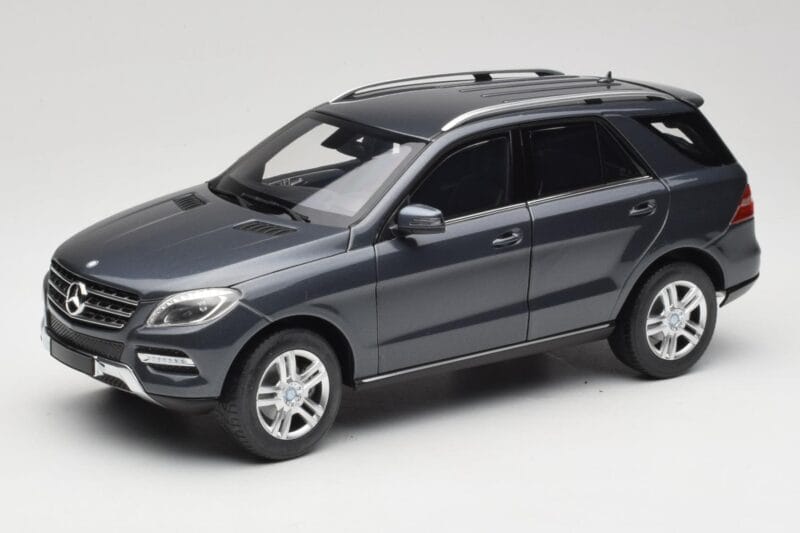 Mercedes M-Class W164 Grey Metallic Minichamps 1:18 100030100 Metāls