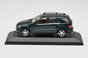 Mercedes ML 500 W164 Tumšzaļš Minichamps 1:43 400034500 Metāls