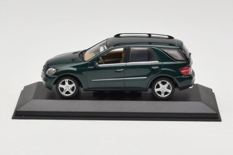 Mercedes ML 500 W164 Tumšzaļš Minichamps 1:43 400034500 Metāls