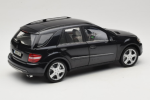 Mercedes ML W164 Obsidian Black Dīlera Izdevums Minichamps 1:18 B66962321 Metāls — attēls 3 no 8