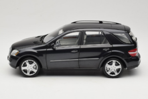 Mercedes ML W164 Obsidian Black Dīlera Izdevums Minichamps 1:18 B66962321 Metāls — attēls 4 no 8