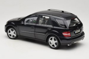 Mercedes ML W164 Obsidian Black Dīlera Izdevums Minichamps 1:18 B66962321 Metāls — attēls 7 no 8
