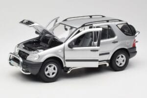 Mercedes ML320 W163 Sudrabs Maisto 1:18 50319 Metāls — attēls 2 no 8
