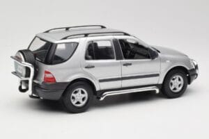 Mercedes ML320 W163 Sudrabs Maisto 1:18 50319 Metāls — attēls 3 no 8