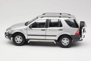 Mercedes ML320 W163 Sudrabs Maisto 1:18 50319 Metāls — attēls 4 no 8