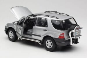 Mercedes ML320 W163 Sudrabs Maisto 1:18 50319 Metāls — attēls 5 no 8