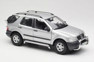 Mercedes ML320 W163 Sudrabs Maisto 1:18 50319 Metāls — attēls 6 no 8