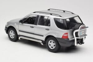 Mercedes ML320 W163 Sudrabs Maisto 1:18 50319 Metāls — attēls 7 no 8