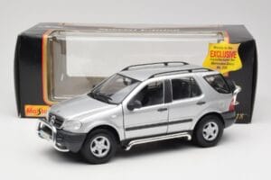 Mercedes ML320 W163 Sudrabs Maisto 1:18 50319 Metāls — attēls 8 no 8
