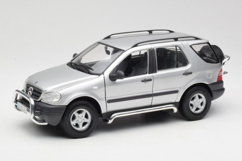 Mercedes ML320 W163 Sudrabs Maisto 1:18 50319 Metāls