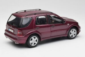 Mercedes ML55 AMG W163 Violets Maisto 1:18 31876 Metāls — attēls 3 no 8