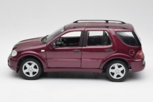Mercedes ML55 AMG W163 Violets Maisto 1:18 31876 Metāls — attēls 4 no 8