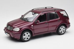 Mercedes ML55 AMG W163 Violets Maisto 1:18 31876 Metāls