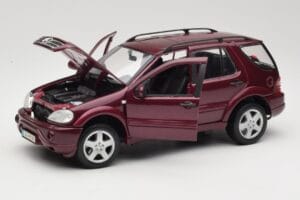 Mercedes ML55 AMG W163 Sarkans Maisto 1:18 50348 Metāls — attēls 2 no 8