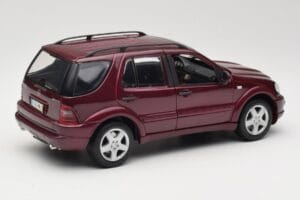 Mercedes ML55 AMG W163 Sarkans Maisto 1:18 50348 Metāls — attēls 3 no 8