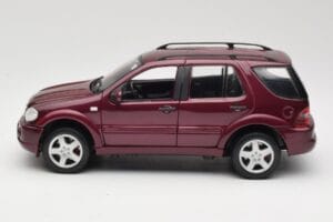 Mercedes ML55 AMG W163 Sarkans Maisto 1:18 50348 Metāls — attēls 4 no 8