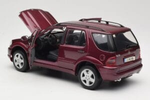 Mercedes ML55 AMG W163 Sarkans Maisto 1:18 50348 Metāls — attēls 5 no 8