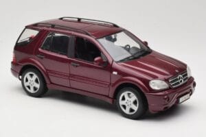 Mercedes ML55 AMG W163 Sarkans Maisto 1:18 50348 Metāls — attēls 6 no 8