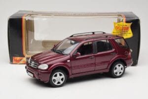Mercedes ML55 AMG W163 Sarkans Maisto 1:18 50348 Metāls — attēls 8 no 8