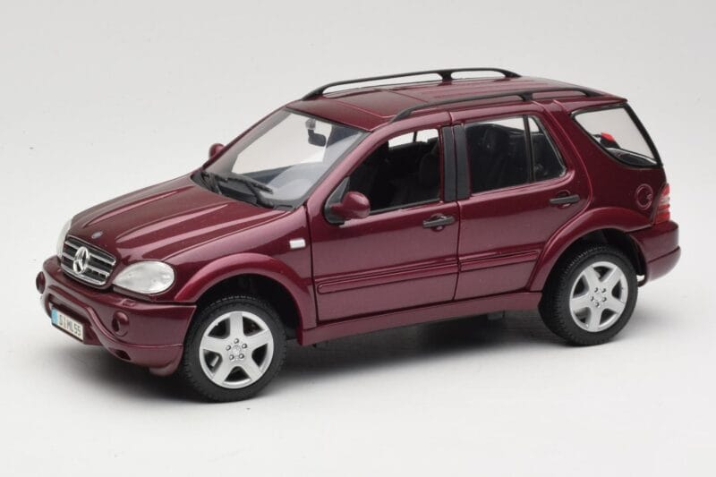 Mercedes ML55 AMG W163 Sarkans Maisto 1:18 50348 Metāls