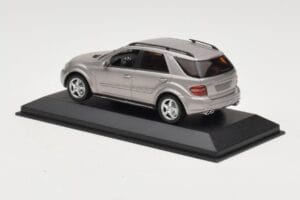 Mercedes ML63 AMG W164 Pelēks Metallic Minichamps 1:43 400034570 Metāls — attēls 3 no 4