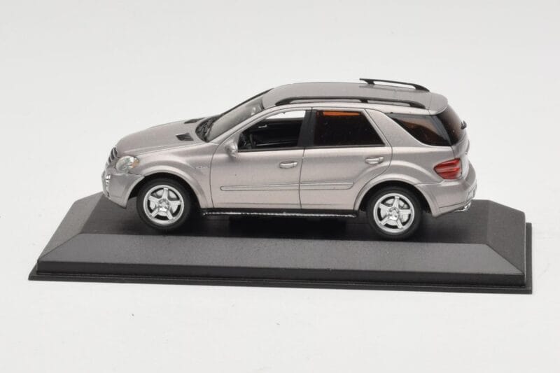 Mercedes ML63 AMG W164 Pelēks Metallic Minichamps 1:43 400034570 Metāls