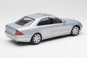Mercedes S-Class W220 Gaiši Zils Maisto 1:18 56050 Metāls — attēls 3 no 8