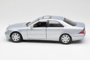 Mercedes S-Class W220 Gaiši Zils Maisto 1:18 56050 Metāls — attēls 4 no 8