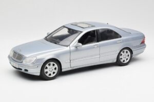Mercedes S-Class W220 Gaiši Zils Maisto 1:18 56050 Metāls