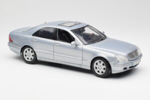 Mercedes S-Class W220 Gaiši Zils Maisto 1:18 56050 Metāls — attēls 6 no 8