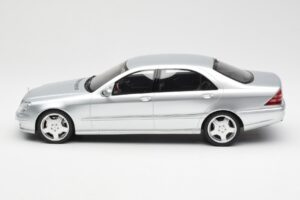 Mercedes AMG S55 W220 Sudrabs Otto 1:18 OT292 Sveķi — attēls 3 no 6