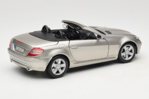 Mercedes SLK R171 Gaišs Bronzas Metalik Maisto 1:18 31674-R1 Metāls — attēls 3 no 8