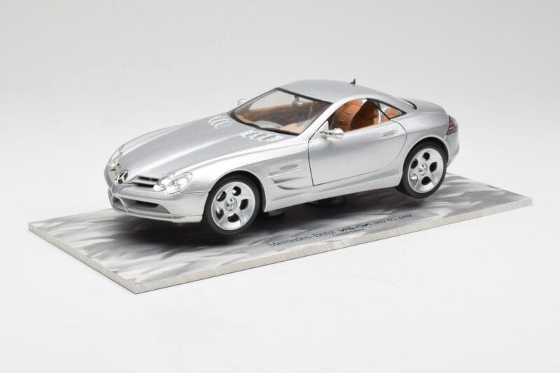 Mercedes SLR Vision Sudrabs Ierobežots Izdevums Ar Alumīnija Pamatni Bburago 1:18 B66962102 Metāls