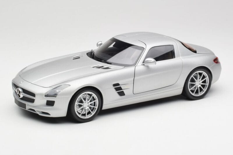 Mercedes SLS AMG C197 Iridium Sudrabs Minichamps 1:18 100039026 Metāls