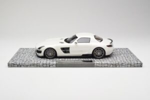 Mercedes Brabus SLS AMG 700 Biturbo Pearl Balts Minichamps 1:18 107032020 Metāls — attēls 3 no 6