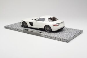 Mercedes Brabus SLS AMG 700 Biturbo Pearl Balts Minichamps 1:18 107032020 Metāls — attēls 5 no 6