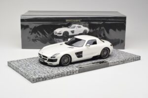 Mercedes Brabus SLS AMG 700 Biturbo Pearl Balts Minichamps 1:18 107032020 Metāls — attēls 6 no 6