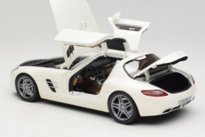 Mercedes SLS AMG Designo Mystic White Museum Edition Minichamps 1:18 B66055551 Metāls — attēls 5 no 8