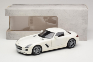 Mercedes SLS AMG Designo Mystic White Museum Edition Minichamps 1:18 B66055551 Metāls — attēls 8 no 8
