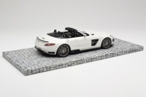 Mercedes Brabus SLS AMG 700 Biturbo Roadster Pearl Balts Minichamps 1:18 107032130 Metāls — attēls 2 no 6
