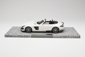 Mercedes Brabus SLS AMG 700 Biturbo Roadster Pearl Balts Minichamps 1:18 107032130 Metāls — attēls 3 no 6