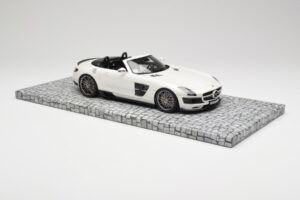 Mercedes Brabus SLS AMG 700 Biturbo Roadster Pearl Balts Minichamps 1:18 107032130 Metāls — attēls 4 no 6