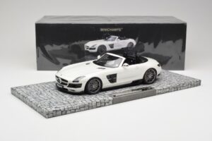 Mercedes Brabus SLS AMG 700 Biturbo Roadster Pearl Balts Minichamps 1:18 107032130 Metāls — attēls 6 no 6