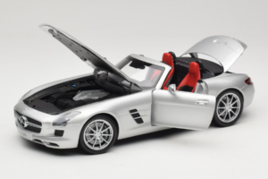 Mercedes SLS AMG Roadster Iridium Sudrabs Minichamps 1:18 B66960078 Metāls — attēls 2 no 8