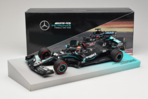 Mercedes W11 #63 G. Russell Mercedes AMG Petronas Sakhir Grand Prix 2020 Minichamps 1:18 113201663 Sveķi — attēls 7 no 7